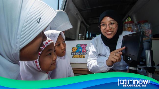 Belajar Mikroplastik di Kali Tebu, Gibran Pertama Kali Pakai Mikroskop