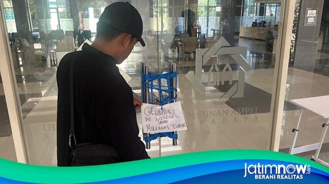 Mahasiswa Segel Gedung Rektorat UINSA, Desak Rektor Temui Massa