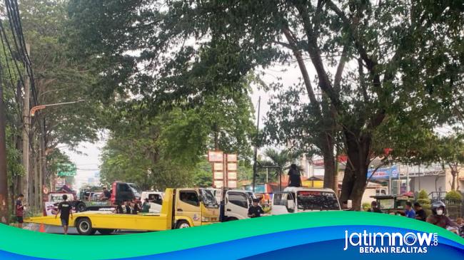 Ratusan Truk dan Towing GSJT Blokade Jalan Jagir Wonokromo