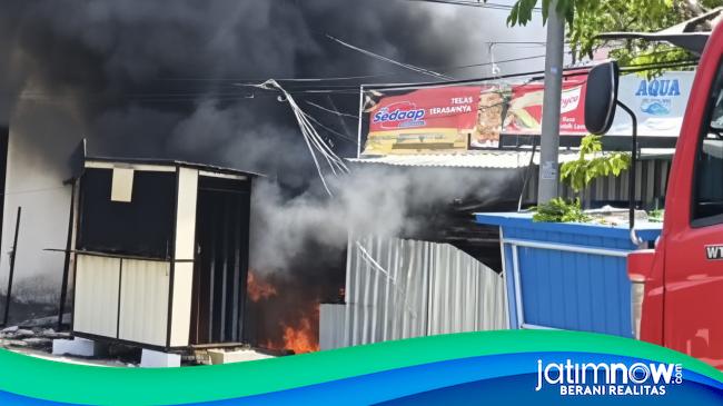 Kebakaran Gudang Besi Tua di Lamongan Bikin Panik Warga, Water Cannon Dikerahkan