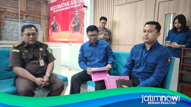 Kritik Pendirian URI, Kenaikan Harga Emas, Mantri Bank BRI Tersangka