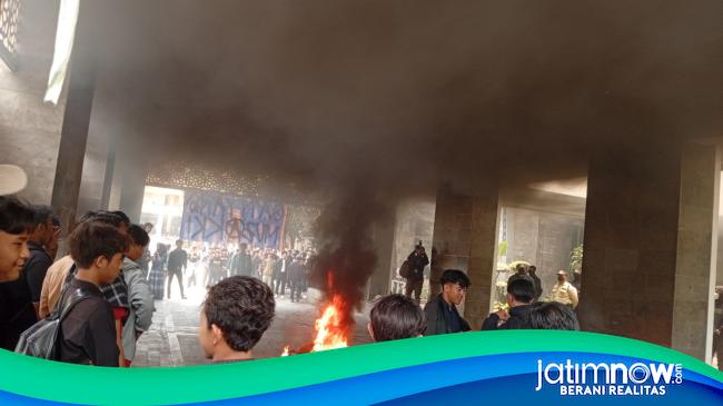 Hari Kedua Didemo Mahasiswa UINSA, Rektor Muzakki Disebut Bolos Ngantor