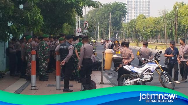 Mahasiswa UINSA Usir Aparat saat Pengamanan Demo Dalam Kampus