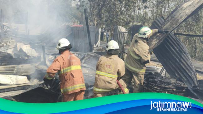 Diduga Korsleting Listrik, Bedeng Tempat Tinggal Kuli di Surabaya Terbakar