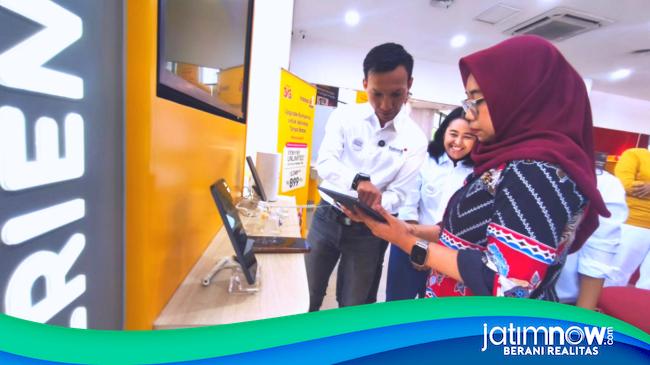 Foto: Hari Pelanggan, Bos Indosat Ikut Layani Pelanggan