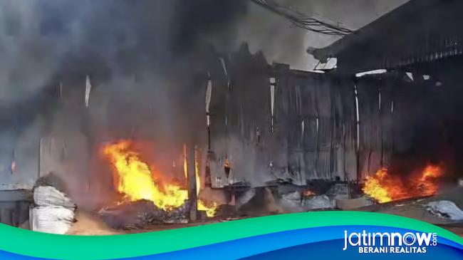Pabrik Pengolahan Kayu di Lamongan Terbakar, Pekerja Berhamburan