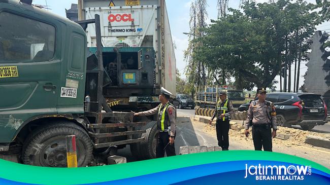 Truk Trailer Oleng dan Tabrak Median Jalan Nasional Lamongan-Babat