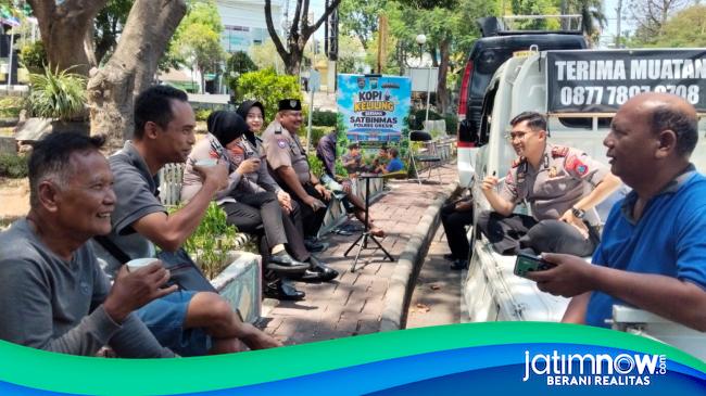 Satbinmas Polres Gresik Ngopi Bareng Warga di Bundaran GKB