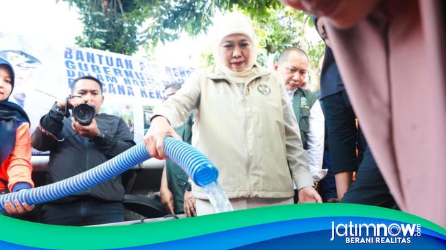 Gubernur Khofifah Kirim Tandon dan Jeriken untuk Warga Pasuruan Atasi Dampak Kekeringan
