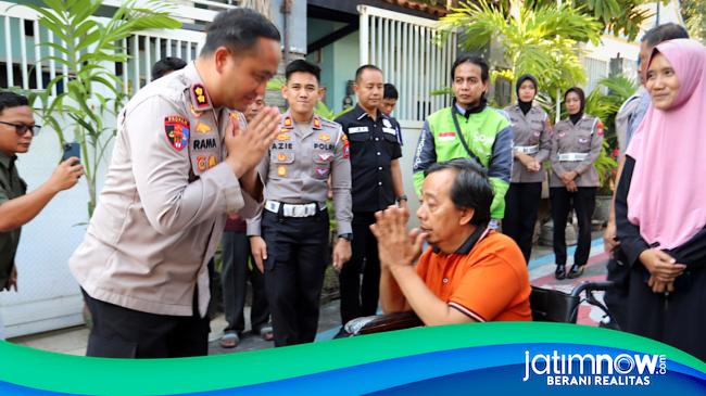 Kapolres Gresik Beri Ojol Korban Kecelakaan di Kebomas Kursi Roda dan Modal Usaha