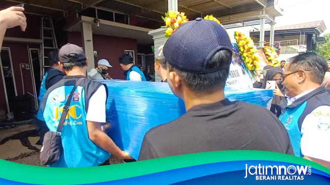 Pemakaman Korban Kru KM Virgo Transport 8 asal Lamongan Diwarnai Isak Tangis Keluarga