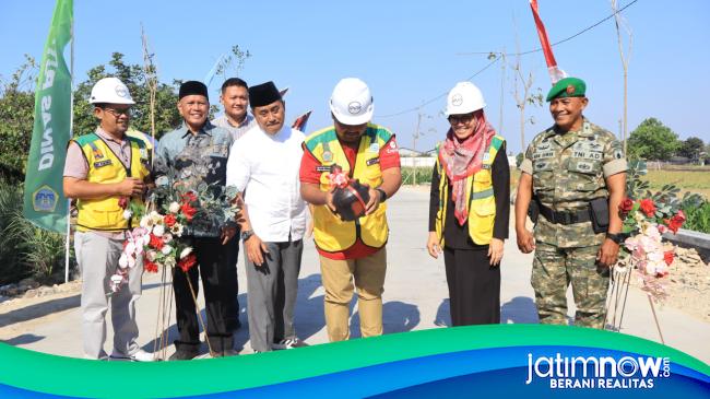 Bupati Yani Resmikan Betonisasi JPD Klampok-Munggugebang Benjeng Gresik