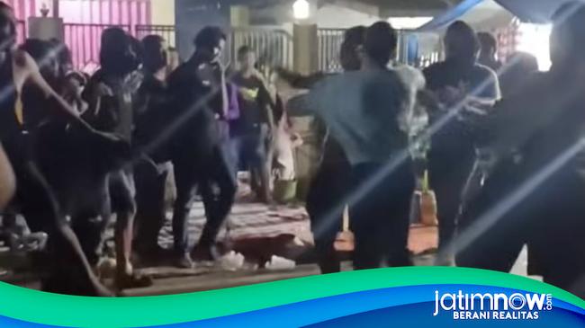 Viral Video Perkelahian Diduga Penonton di Karnaval Gumukmas Jember