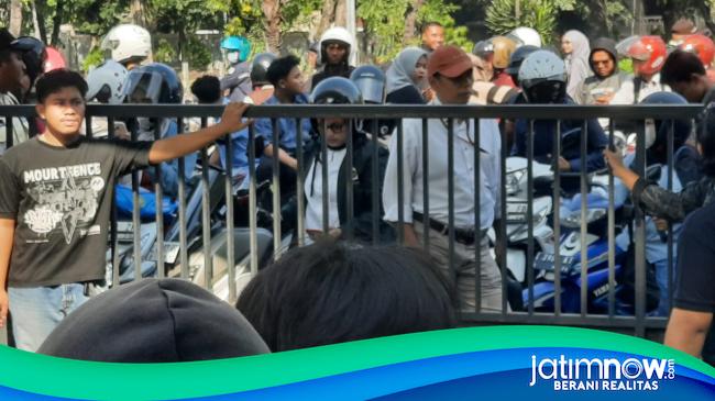 Mahasiswa UINSA Segel Kampus Tuntut Rektor Segera Mundur