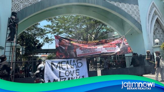 Gerbang UINSA Disegel, Tenaga Pendidik dan Mahasiswa Tidak Bisa Masuk