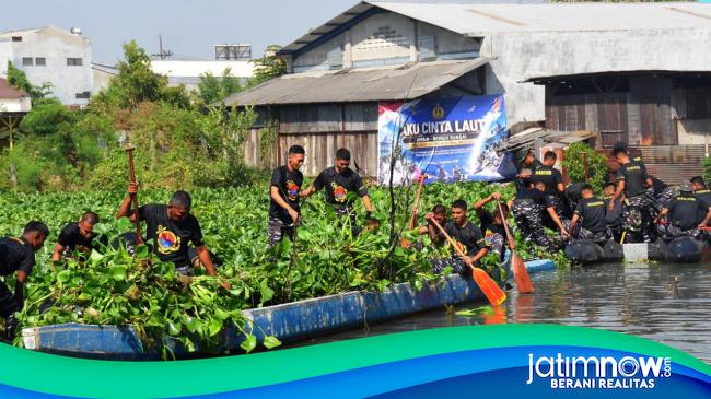 Prajurit Marinir dan Warga Gotong Royong Bersihkan Sungai Rolak Surabaya