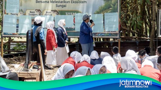 Ecoton Ajak 50 Pelajar SMA Kenali Ekosistem Kali Surabaya di Gresik