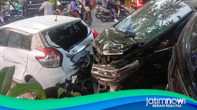 Alphard Tabrak Belasan Motor-Mobil di Menur Pumpungan Surabaya