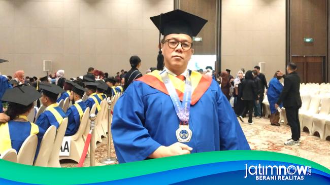 Jas Putih, Toga, dan Hukum: Kisah 25 Dokter Lulusan Unitomo