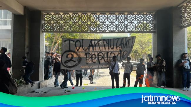 Tuntutan Belum Direspon, Mahasiswa UINSA Duduki Rektorat