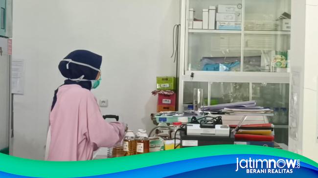Labkesmas Uji Sampel Makanan, Pakcoi dan Muntahan Korban Keracunan MBG di Sidoarjo