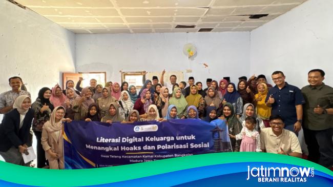 Tangkal Hoaks, Prodi Ilmu Politik UNESA Gelar PKM Literasi Digital Keluarga