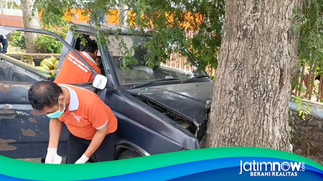 Kakek di Tulungagung Tewas Setelah Mobilnya Tabrak Pohon Asem
