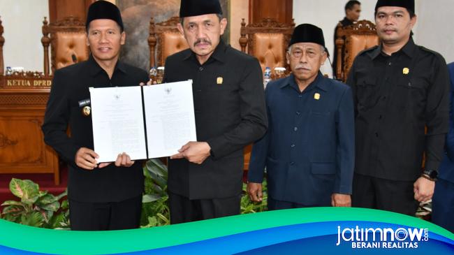 Percepatan Pembangunan, Plt Bupati Tulungagung Serahkan Dua Ranperda APBD