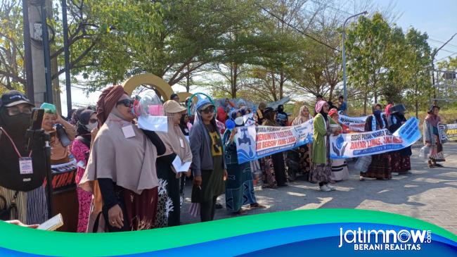 Krisis Air, Emak-emak Perum Tambora Lamongan Demo Bawa Gayung dan Timba
