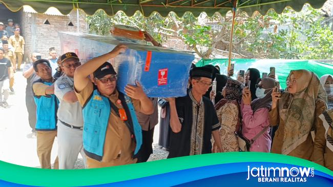 Isak Tangis Sambut Jenazah Korban KM Virgo Transport 8 Asal Tulungagung