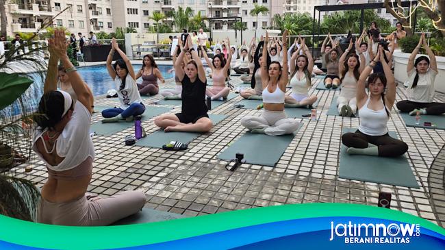 Sunset Ritual Ascott Waterplace Surabaya, Nikmati Senja dengan Yoga dan Sound Healing