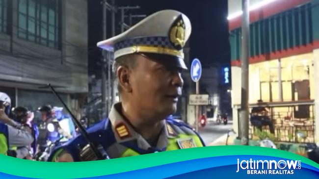 Polisi Periksa Kelaikan Bus Peziarah di Sunan Ampel Surabaya