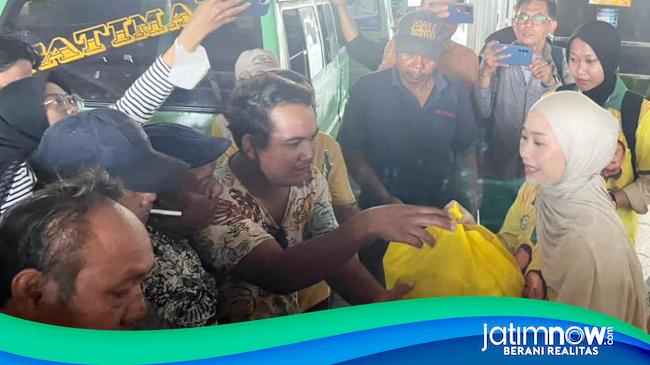 Mewakili Bahlil, Adela Bagikan Sembako untuk Sopir Angkot Surabaya