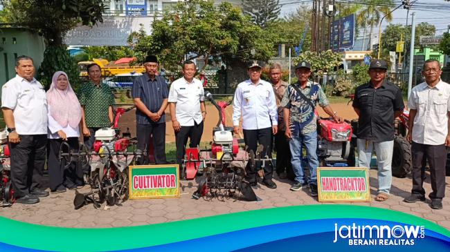 Serahkan Bantuan Alsintan ke Kelompok Petani, Ini Harapan Plt Bupati Tulungagung