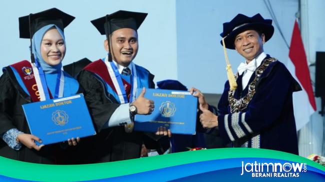 Cinta Bersemi di Kampus, Pasutri Sukses Wisuda Doktor Bersama di ITS