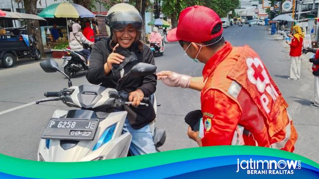 Kasus Flu dan ISPA Merebak, PMI Jember Bagikan Masker ke Pengguna Jalan