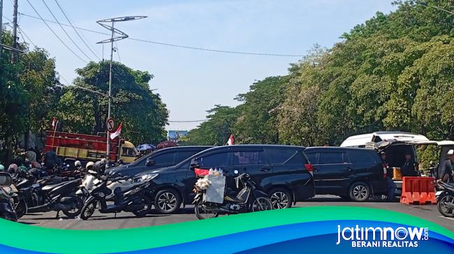 Massa ARSAS Kembali Tutup Jalan A Yani Depan Polda Jatim, Desak Kepastian Kasus HiQua