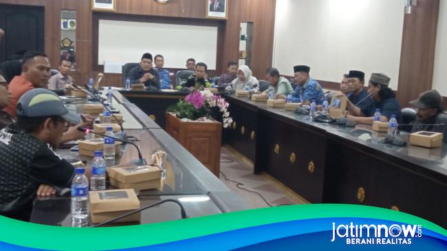 Isu Pembangunan Alun-Alun Puger, PKL dan Pegiat Sepak Bola Ngadu ke DPRD Jember