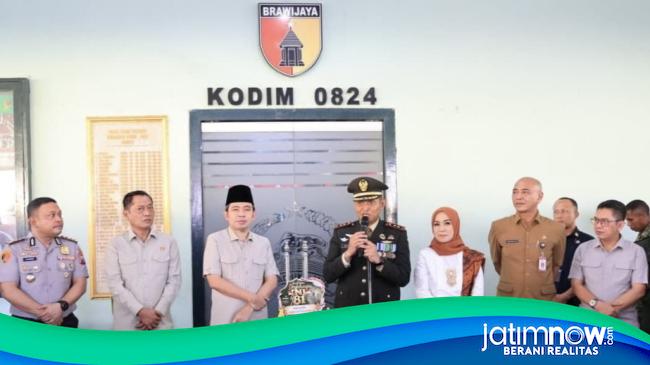 Forkopimda Plus Jember Beri Kejutan Manis HUT ke-81 TNI di Kodim 0824