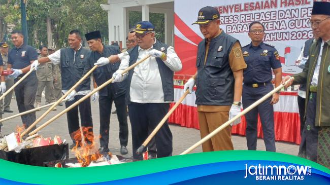 835 Ribu Batang Rokok Ilegal Senilai Rp1,23 Miliar Dimusnahkan di Lamongan
