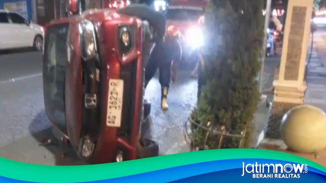 Tabrak Trotoar, Mobil Penyanyi Dangdut di Tulungagung Terbalik