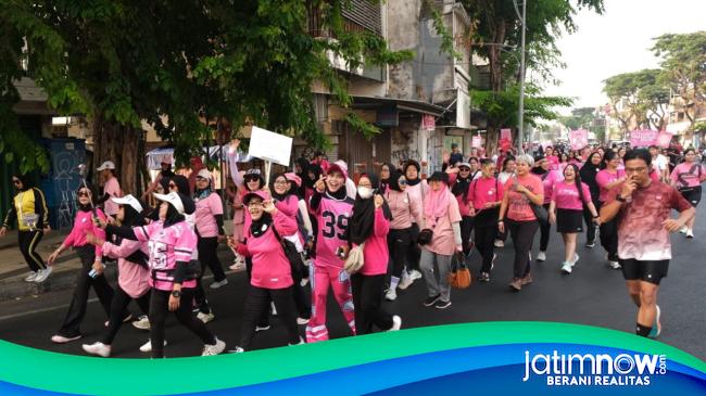 Ratusan Warga Surabaya Turun ke Jalan Suarakan Kepedulian Kanker Payudara
