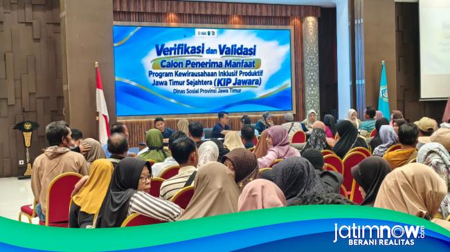 Ratusan Warga Lamongan Rela Antre Seharian Demi Dapat Bantuan Modal Usaha