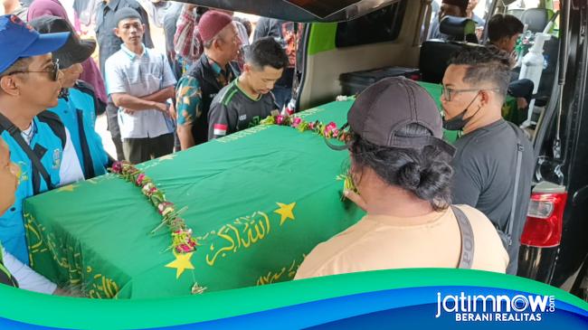 Isak Tangis Sambut Kedatangan Jenazah Korban KM Virgo Transport 8 di Tulungagung