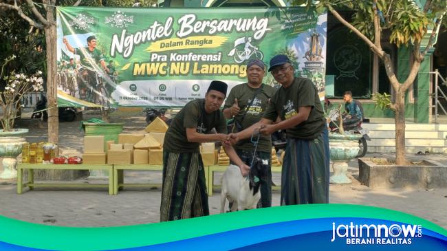 Serunya Ngontel Bersarung Berhadiah Kambing di Lamongan