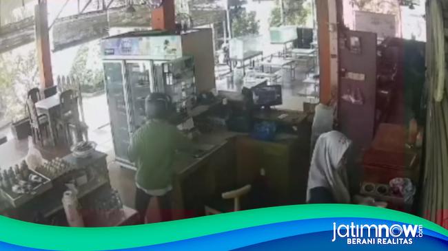 Aksi Pencurian Handphone Karyawan Rumah Makan di Kota Probolinggo Terekam CCTV
