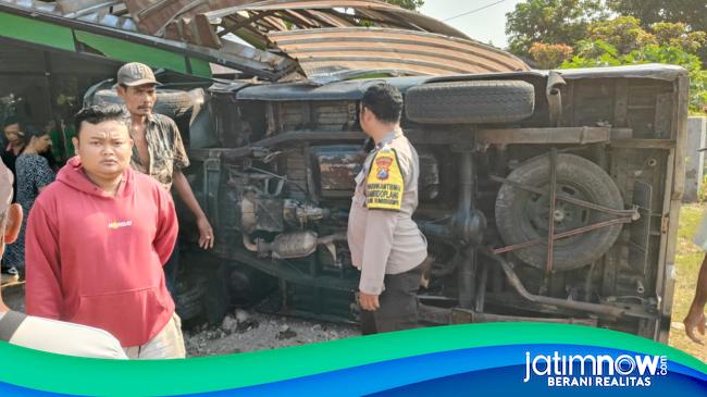 Usai Tabrak Motor dan Pagar Rumah, Mobil Pikap di Tulungagung Terguling