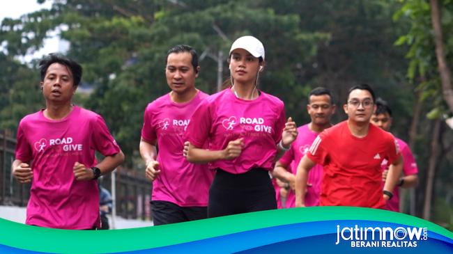 Peringati Pink October, Ratusan Warga Surabaya Lari dan Jalan Sehat