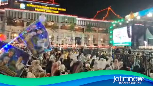 Peringatan Hari Jadi, Ribuan Jemaah Berselawat Bareng Habib Syech