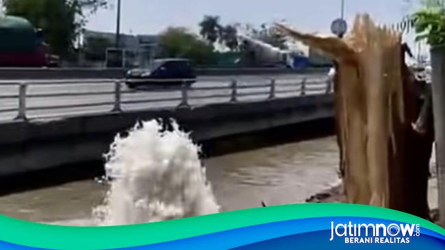 Semburan Air Lumpur Setinggi 3 Meter Gegerkan Warga Dekat Tol Dupak Surabaya